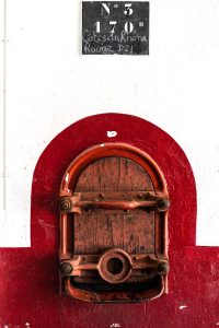 Vue en plan rapproché d'une cuve de vin Côtes du Rhône