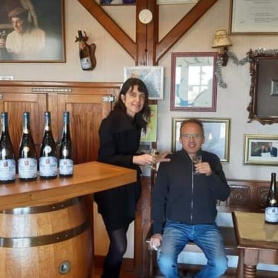 Propriétaires du domaine viticole de la Roche Moreau, au caveau