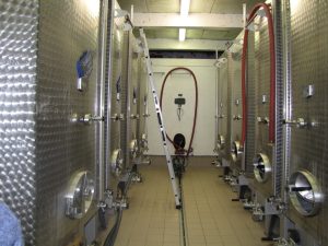 Cuvier avec les cuves inox du Domaine Grivot Goisot