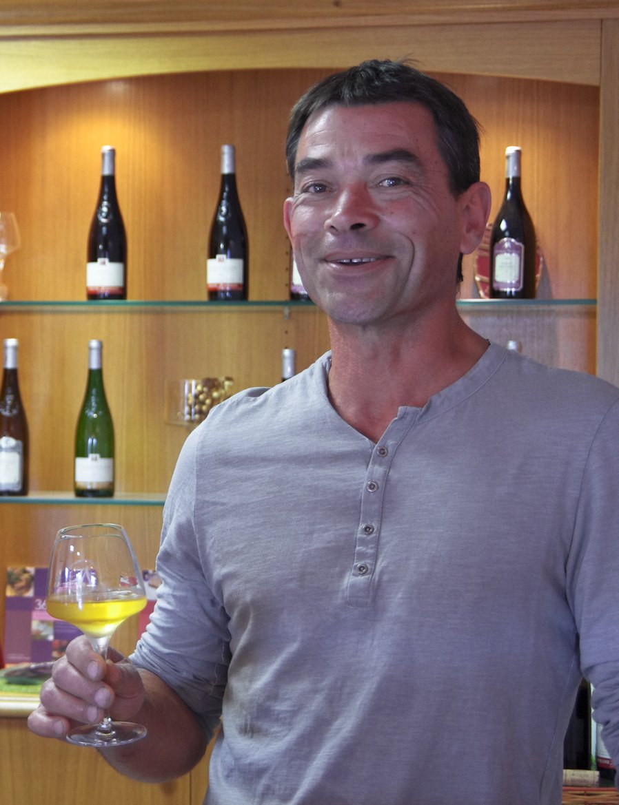 Vigneron avec un verre de vin blanc à la main