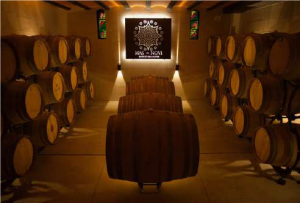 Chai de vieillissement fûts de chênes du Domaine Le Mas du Novi
