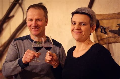 Portrait des vignerons propriétaires du Domaine Richard, tenant un verre de vin rouge à la main