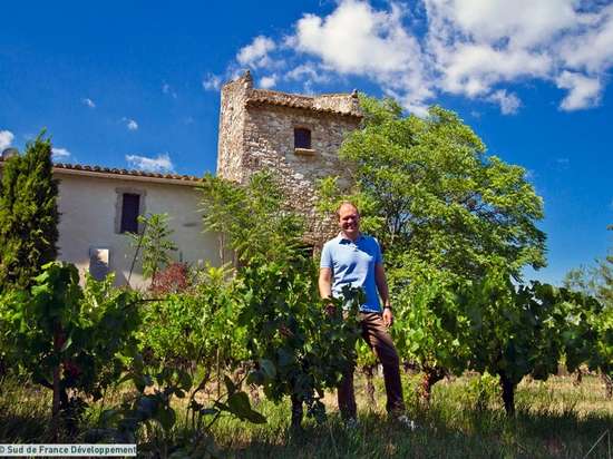 Portrait Christophe GUALCO, vigneron au Château de l'Etang des Colombes, devant son caveau