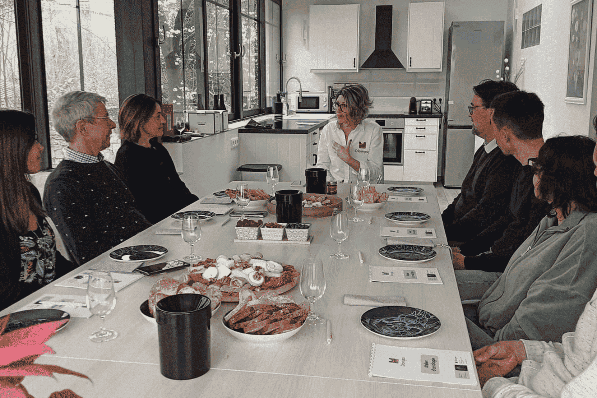 Animation dégustation vin avec un groupe de collaborateurs en team building