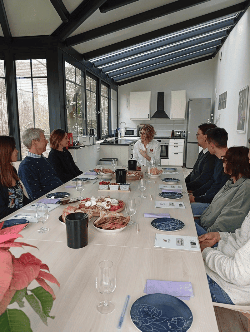 Animation dégustation vin avec un groupe de collaborateurs en team building